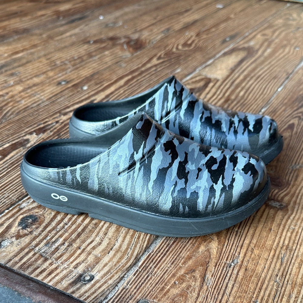 OOFOS Gray Camouflage Slip-On Clogs